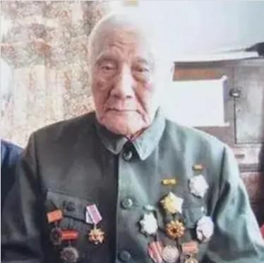 1940年延安，毛主席去食堂时，一个人拎着木棍朝毛主席后脑勺砸去，千钧一发之际，