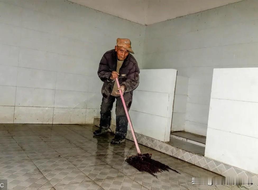 离大谱！福建漳州，71岁的大爷，想着多挣点钱留给孩子们，他承包了一个公厕，不料，