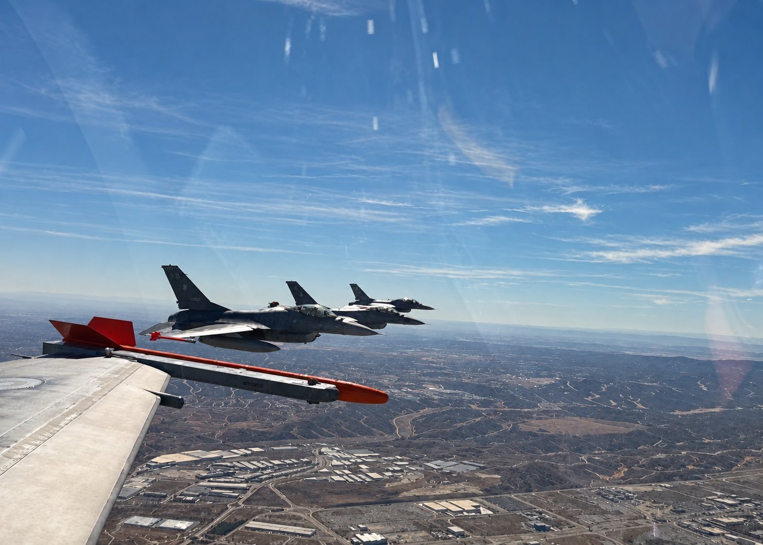 阿根廷空军采购的第二批6架二手F-16A/B战斗机在西班牙萨拉戈萨、加那利群岛经停补给后，开启漫长的