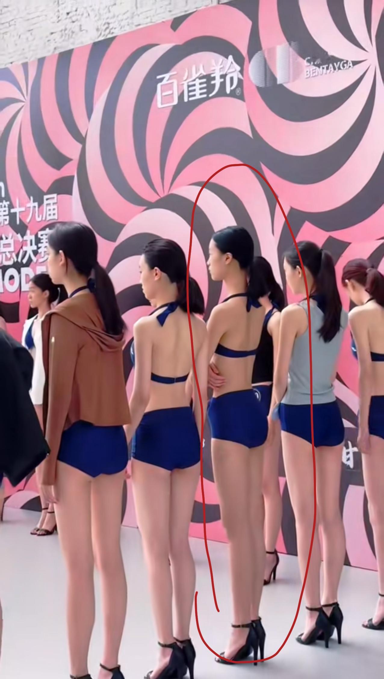 2025年中国模特大赛冠军，年仅18岁的李佳滨，这体态确实优秀，鹤立鸡群般的存在