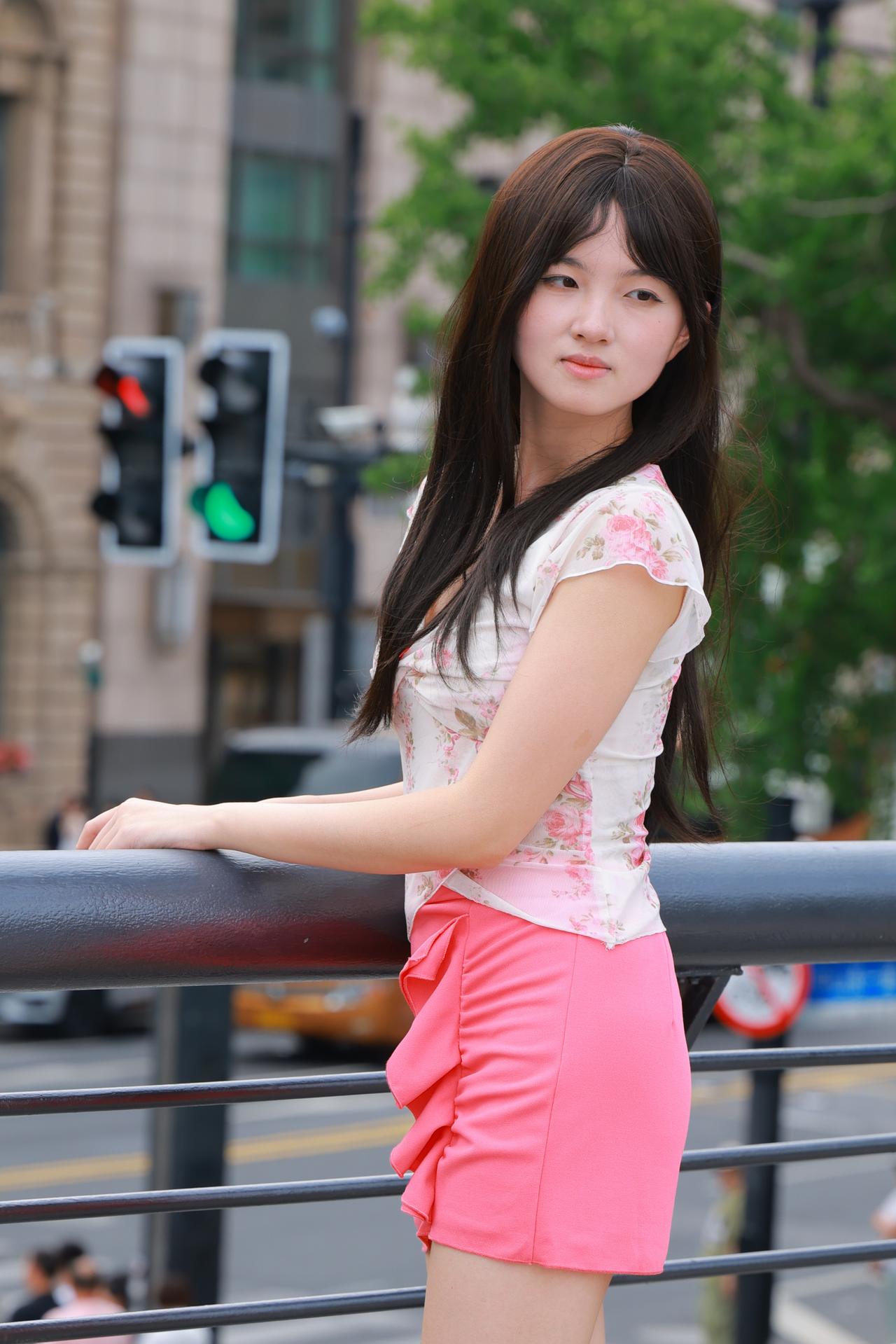 你最欣赏上海女生哪种穿搭风格?《粉樱少女》晴日都市天桥之上，清冷金属栏杆