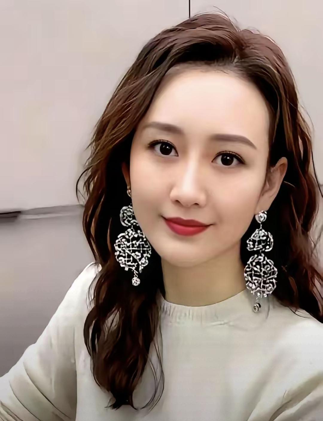 王鸥直播说了句“我也是单身”，热搜爆了。就这一句话，没提谁，没解释啥，连个表情