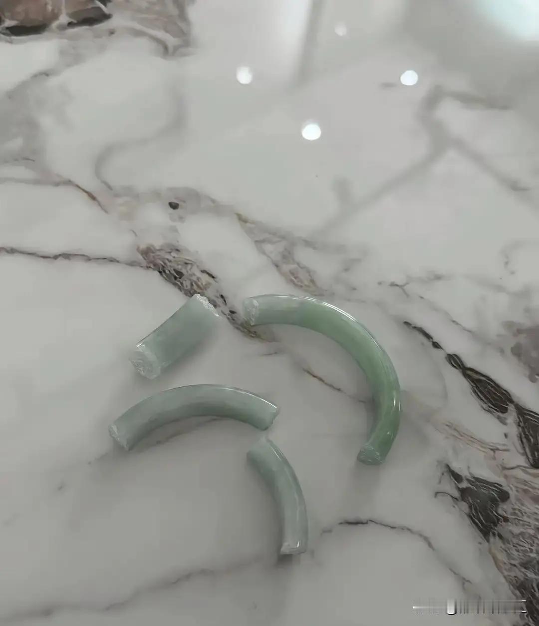 大妈旅游时不小心打碎一个玉镯，被店家要求赔66万。她咬牙刷卡走人，老板本以为碰上