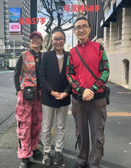 其实巩汉林的妻子金珠也才57岁，是中年人不算老，可每一次她的打扮都给人感觉有点土