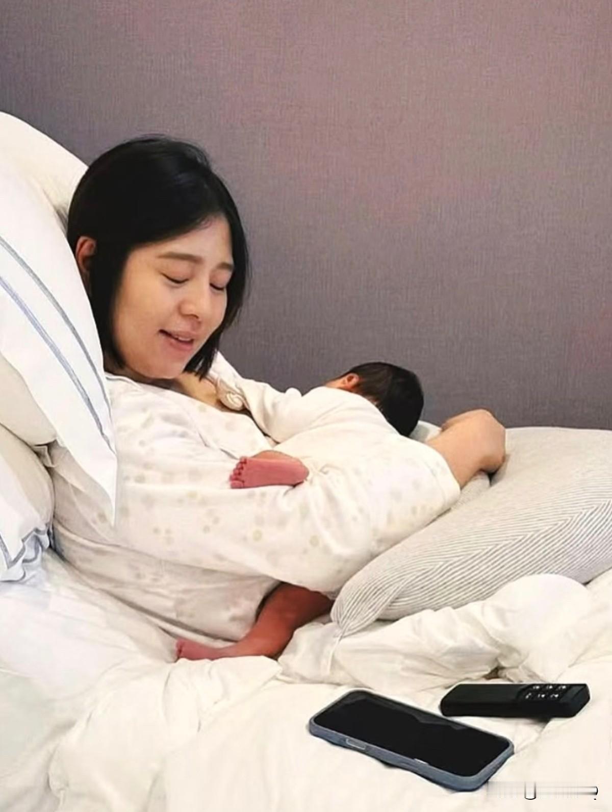 刘品言连晨翔喜获千金，晋升幸福的三口之家。小公主头发乌黑茂密，腿修长，鼻子高高，