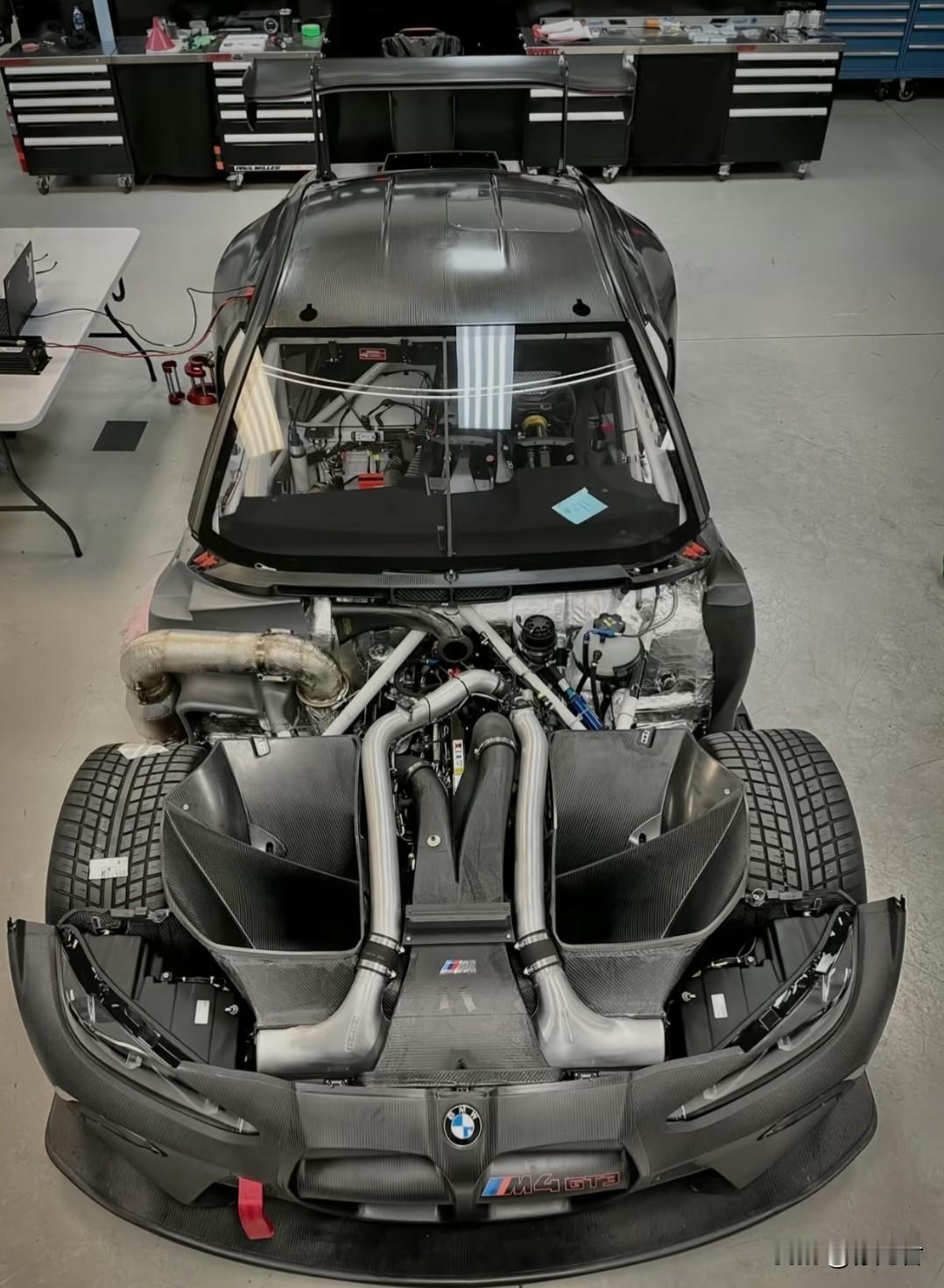 什么是高性能车？或许，这就是答案。为何这辆宝马车头有如此多的孔和管子？难道是效