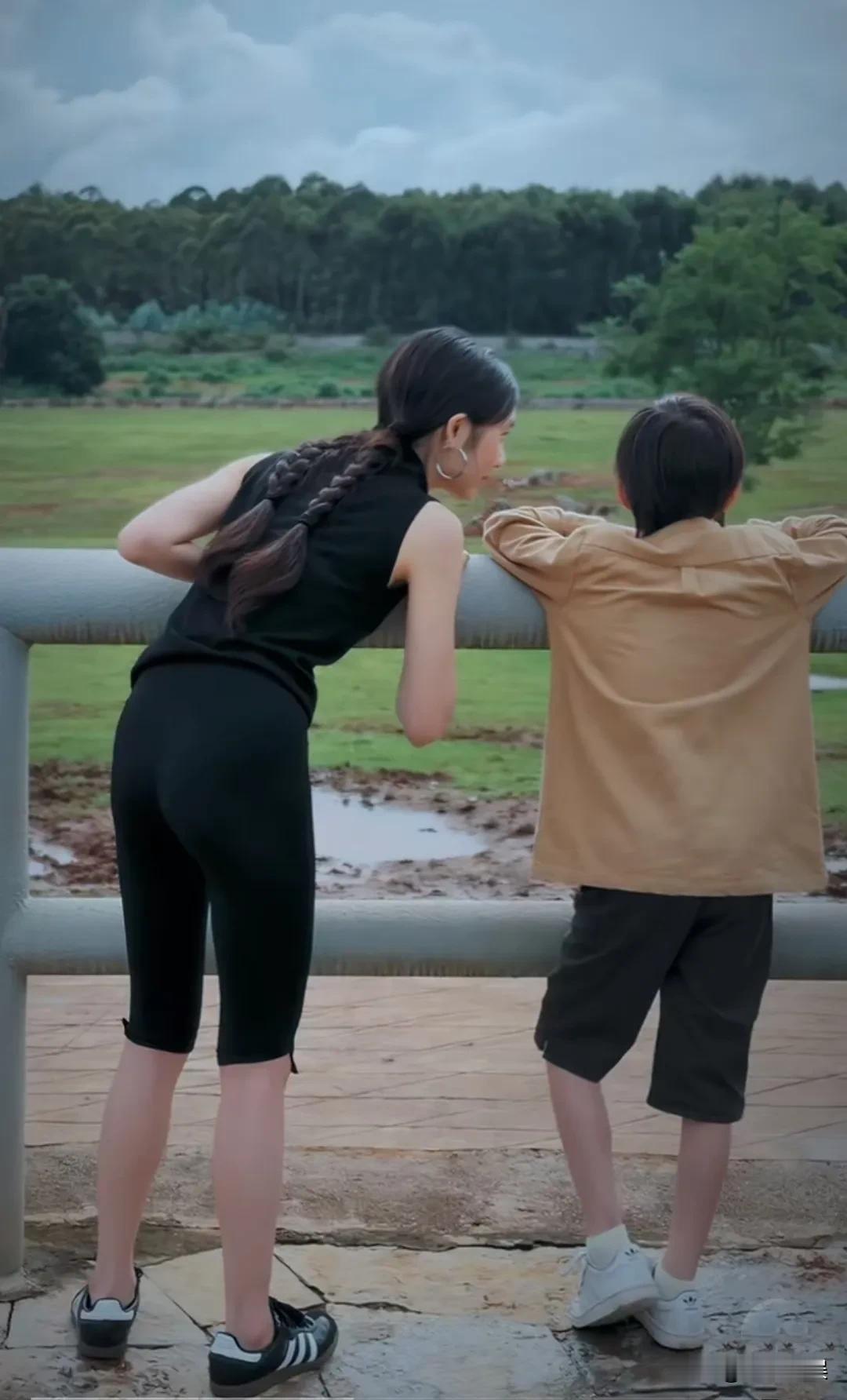 一直觉得黄磊女儿黄多多的面容够漂亮了，没想到她的身材更绝！[赞]黄磊一家子外出