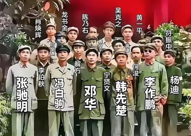 1950年海南解放，四野与琼崖纵队将领海口留影，英姿勃发，尽显军威！海南能拿
