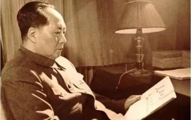 1956年，一名外国记者问周总理：若蒋介石带着台湾回归中国，会怎么安排，会不会考