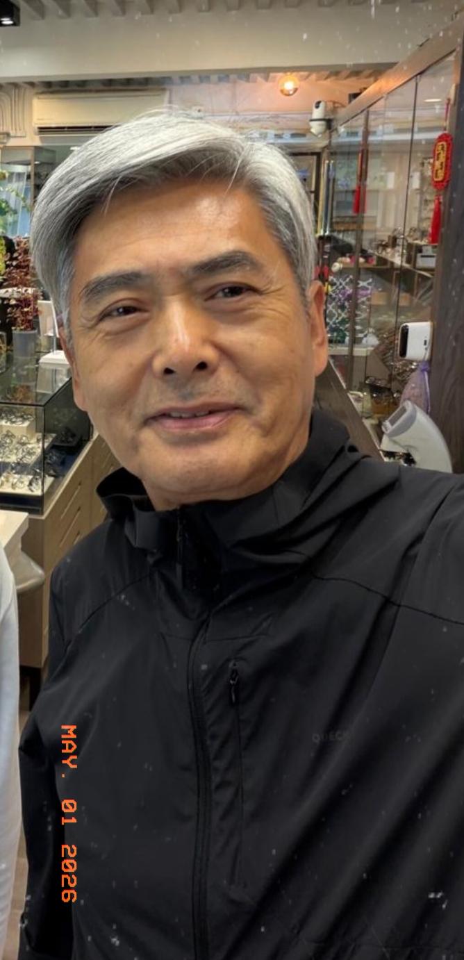 现代版守财奴说的就是周润发吧，身家五十多亿，日子过得比普通人还省。天天自己买菜做