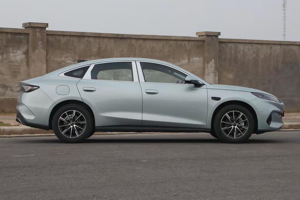 比亚迪车型将再迎来一波大提升，闪充只是其中一招，接下来会把家用插混纯电续航直接拔