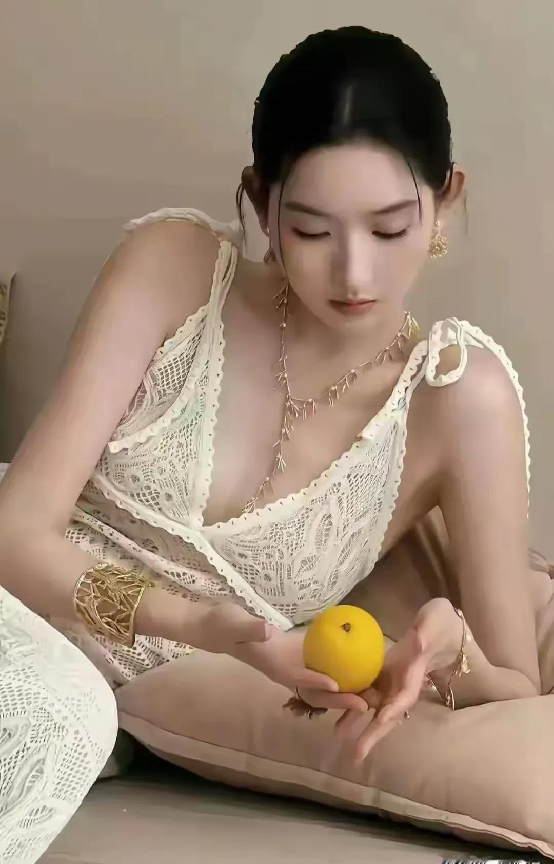 老天爷给的脸，她没光靠它吃饭。巴黎时装周，外媒拍她像拍瓷器，一句“Chines