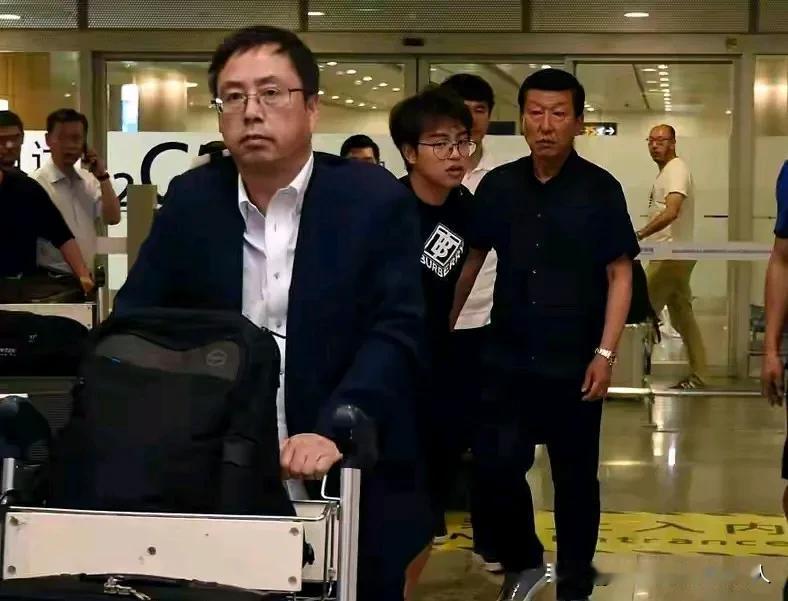 崔康熙失联？是崔康熙职业道德缺失还是俱乐部管理无能？据某媒体人透露，现在泰山俱