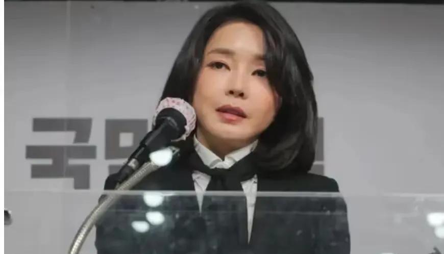 金建希，韩国的国母！曾经让人感到非常地无限惋惜。曾经风光无限，出尽了无尽的风采的