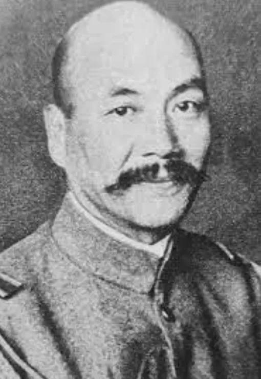 1942年，中国炮兵在擦拭炮弹，看到受潮的跑到。突然，一个炮兵说：“让我打一炮