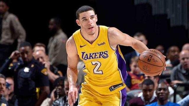 虽说前一场火箭队战胜篮网队的比赛，他们的两位控球后卫谢泼德和阿门·汤普森各送出了