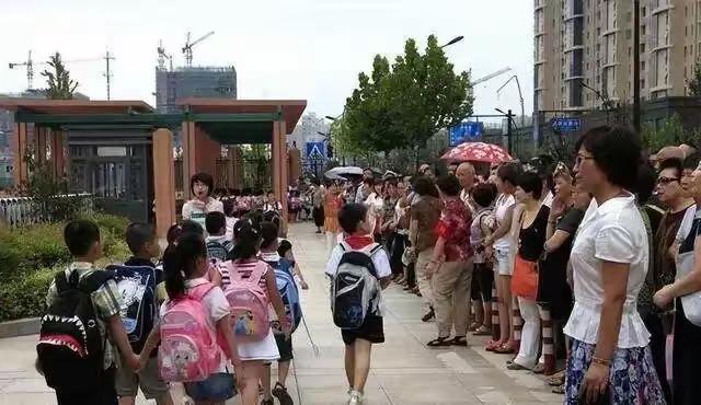 河南女子穿瑜伽裤接孩子引争议：被偷拍、被指责，一条裤子何必上纲上线近日，河