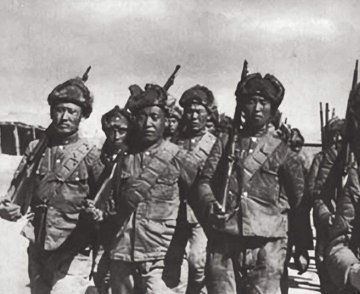 1943年，几名八路军战士正在村里吃饭，老乡气喘吁吁地闯进来：“外面有上百伪军！