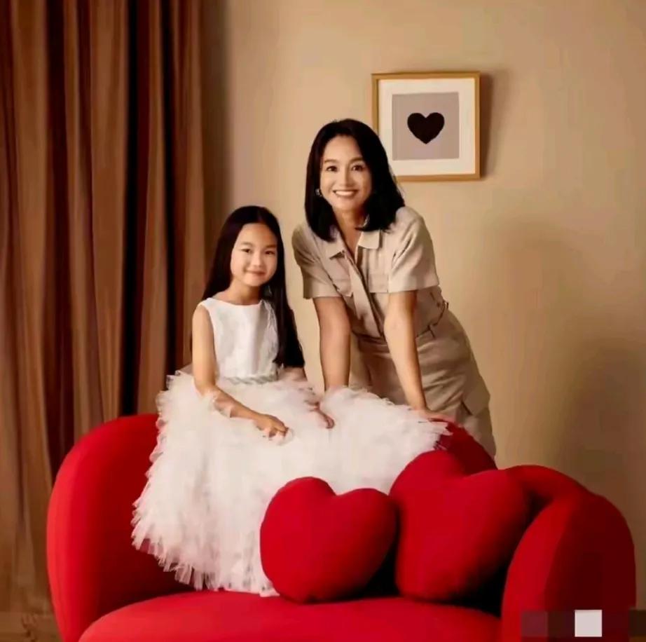 没有按爸妈样子长这小美女是不是还没有长开爸爸妈妈的大眼睛小美女婴儿肥