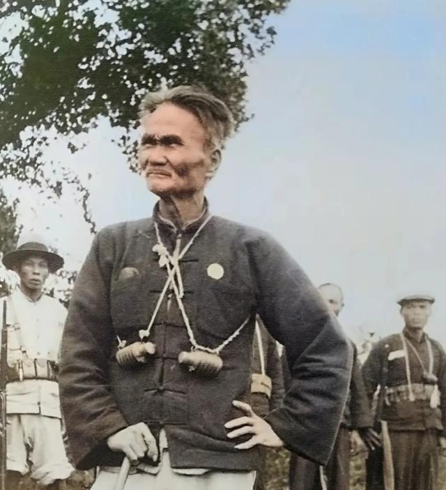 1938年，一名随军记者拍得一位70多岁老英雄的照片，老英雄名叫胡祝南，广东博罗