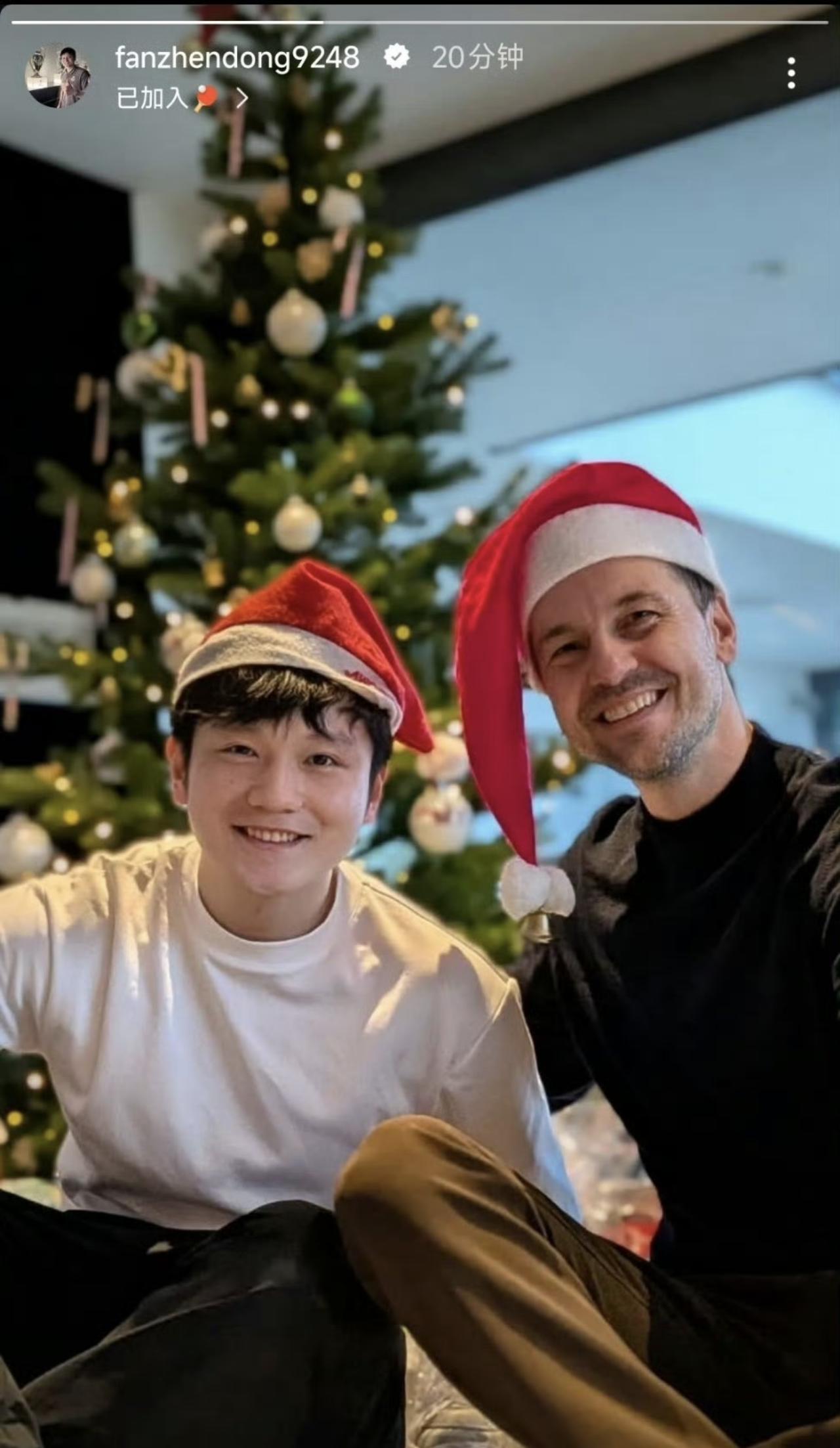 樊振东“温馨”更新：在波尔家过圣诞！樊振东和波尔，都戴上了圣诞老人帽，坐在圣
