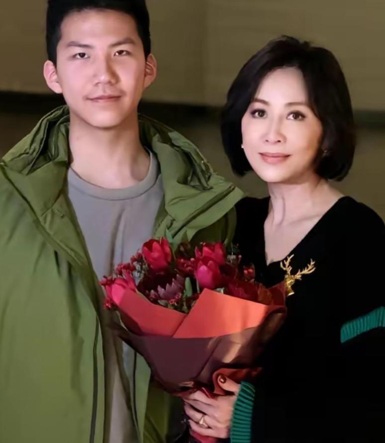 身家十亿的刘嘉玲把千万豪宅过户给干儿子康康，本以为事情能够圆满收场，没想到康康转