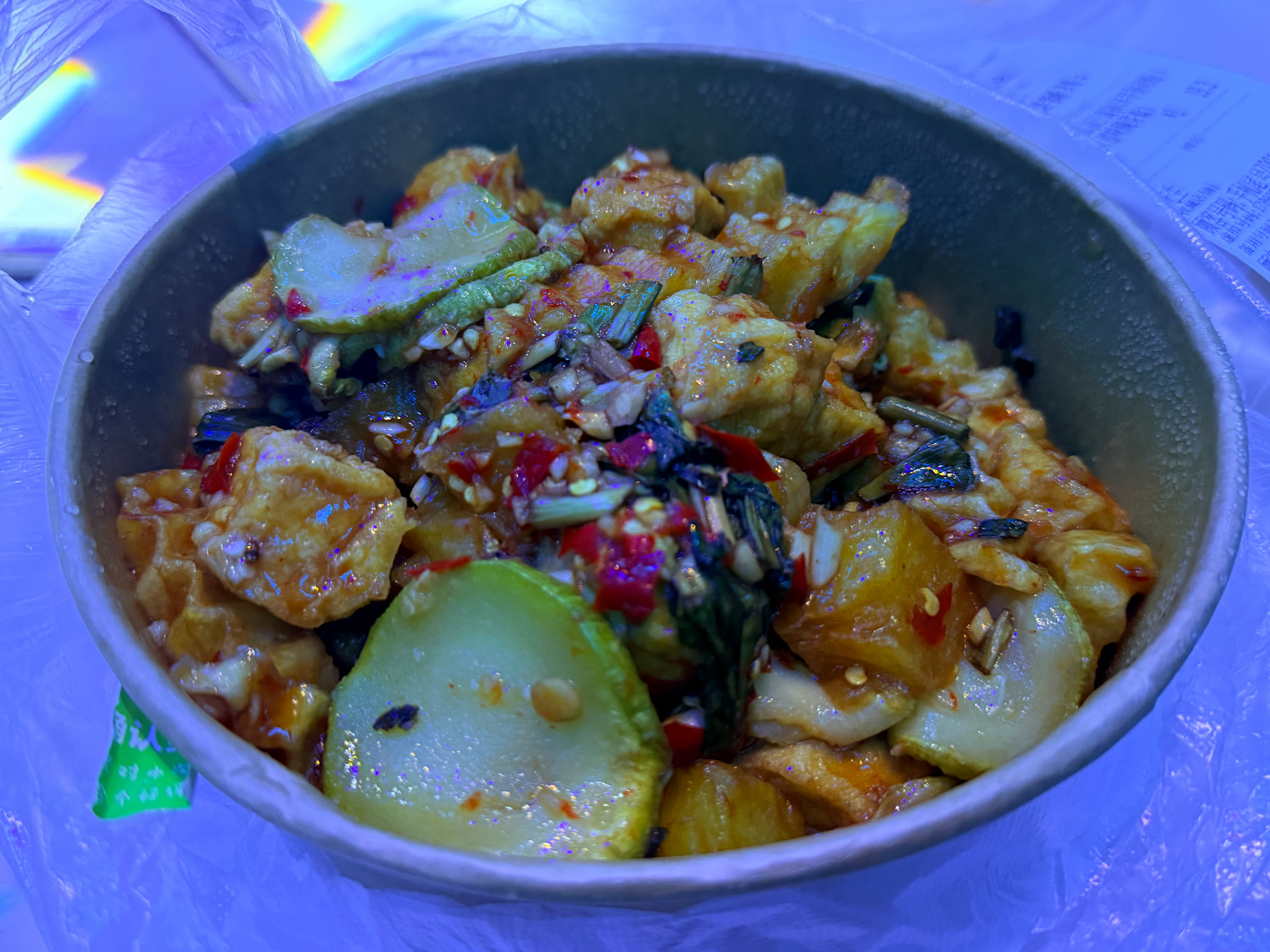 今天是唱k+传说中的猛吃自助的足疗店（？）唱k升了一个超大的包厢，我这个都没太能