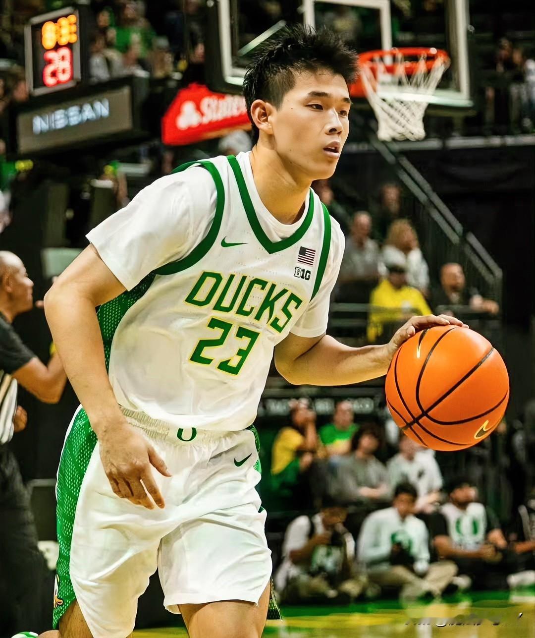 这下尴尬了不止现场观众知道就连主教练都知道了，林葳的投篮根本没有任何威胁！