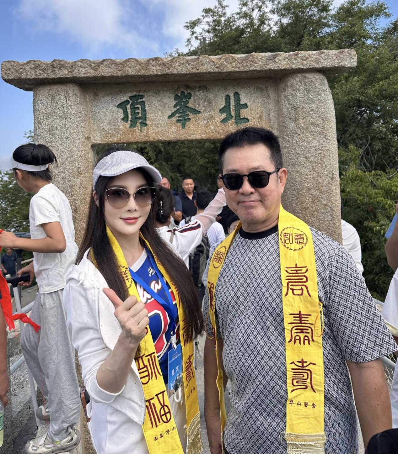 69岁元彪和女星杨丽菁现身华山宣传中国武术，他整个人胖了好多，身形臃肿，脸好圆润
