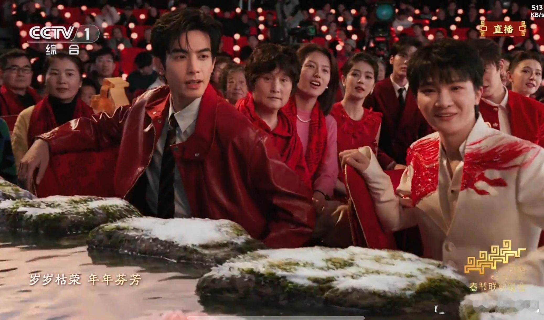 张杰魏晨相视一笑春晚内场台下一扫而光镜头，张杰、周深、魏晨笑得好开心啊！春晚段