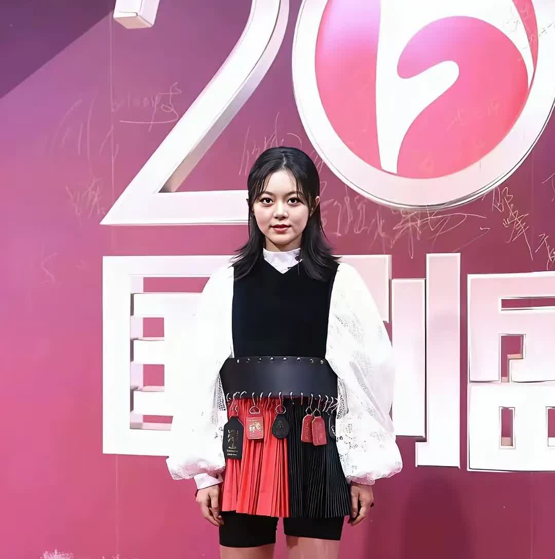 谁能想到，这竟然是赵今麦？这和她我们平常看到的简直是两个人。赵今麦出演过