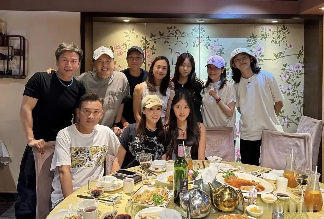 郭可盈与圈内老友聚会，59岁的林文龙罕见露面。身穿蓝色卫衣、戴着眼镜的他，被网友