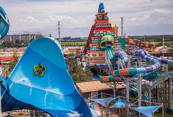 沣东新城欢乐谷项目复工有望。西安欢乐谷位于沣河东岸，南侧与诗经里相邻，地铁5号线