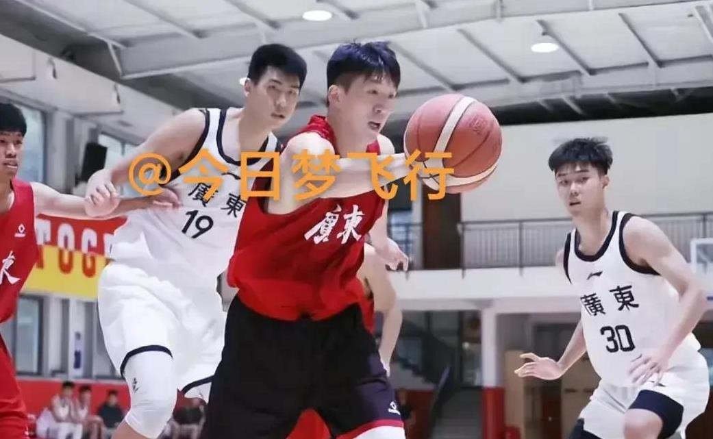 广东队对徐昕拥有回购权，是怎么一回事？据消息人士透露，徐昕是以租借形式与广州龙