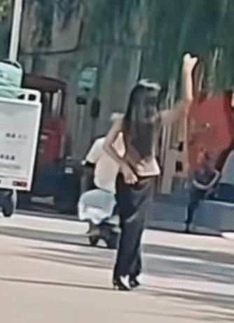 这么一个优雅的女人，真是太可惜了！河南，南阳一个女子喜欢跳舞，一年四季，春夏