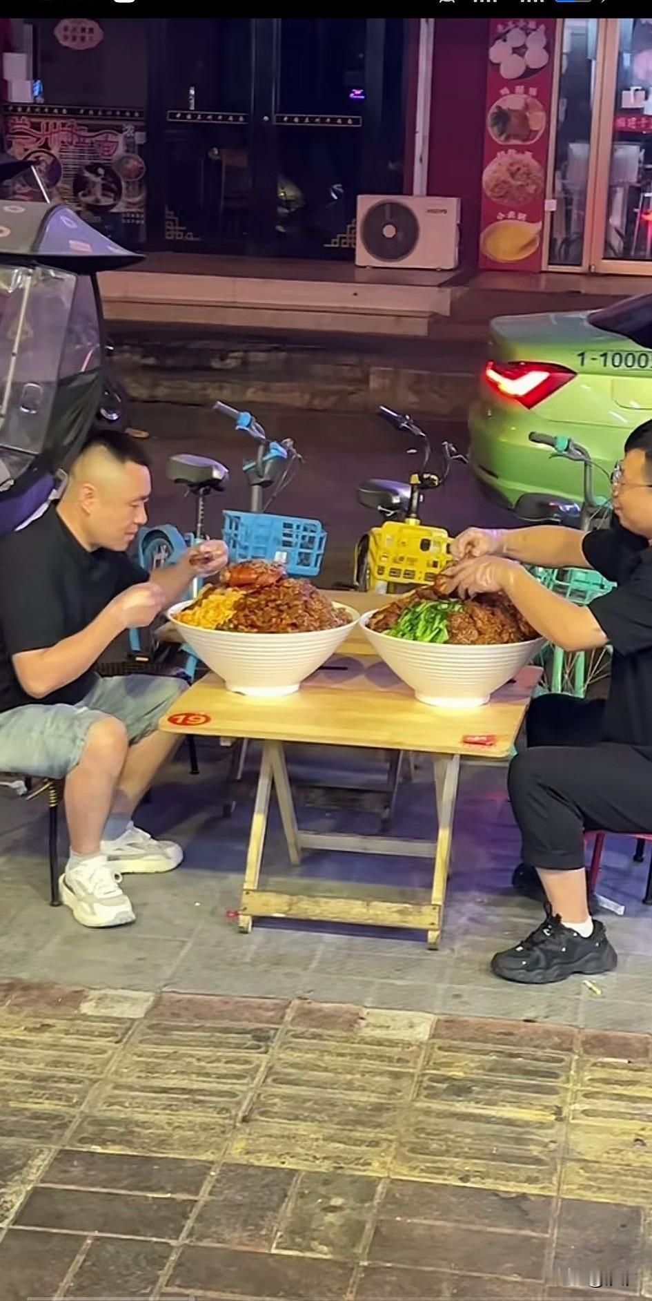 现在的美食都进化到这种程度了吗，女子夜间出门吃饭，突然发现路边摊上有两个壮汉