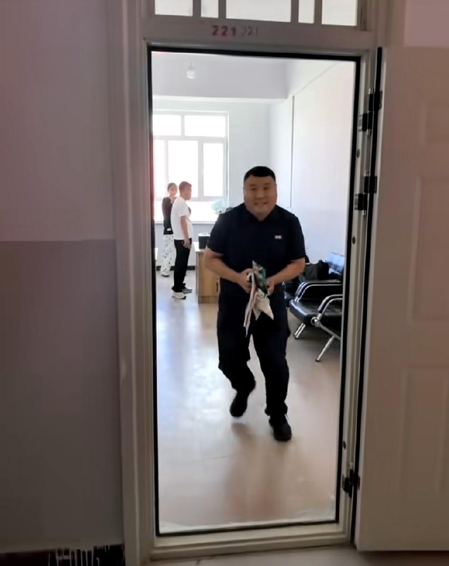 哎妈呀，学校的好处不好占呢，一个扫把一个抹布一支笔，那都是大恩呢，就因多拿了一