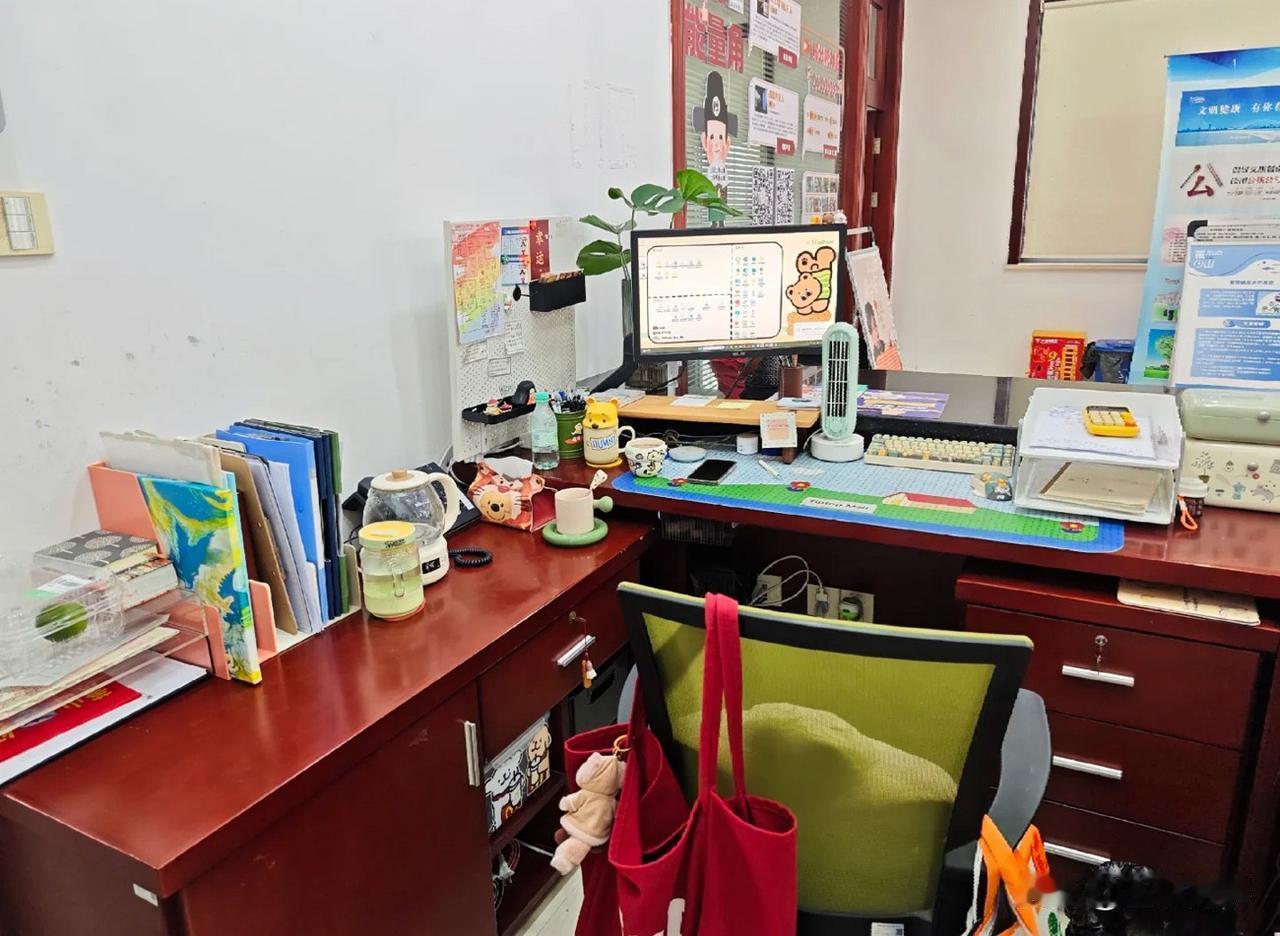 我女儿在湖南一个四线小城市的社区上班，她以前在深圳打工，我托人帮她在社区找了份办