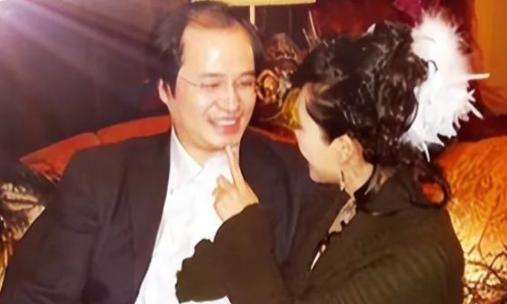 “弟弟，姐姐我今天就嫁给你了”，那是2001年金秋，36岁的著名歌手于文华，用手