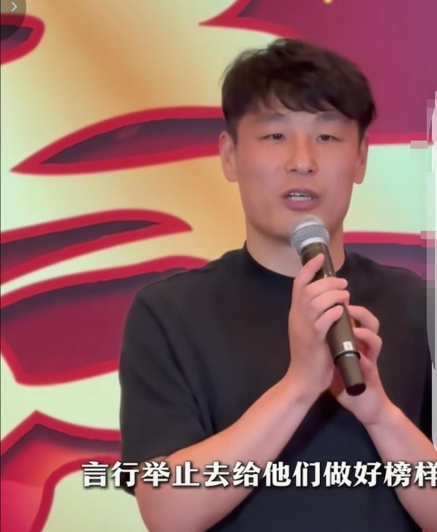 武磊在足坛泰斗年维泗生日宴上表示要用言行举止给年轻球员树立榜样！那武磊如何解释与