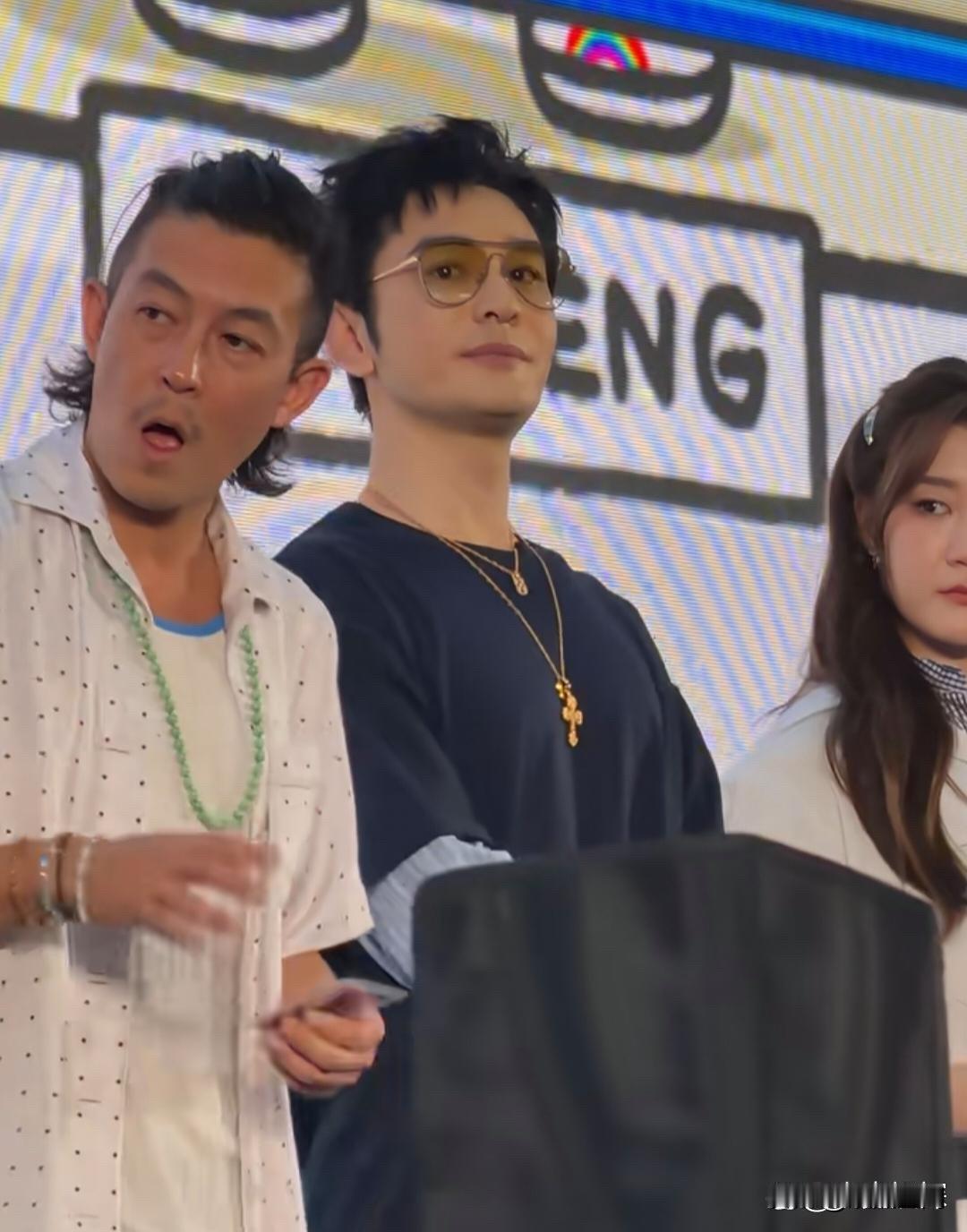 陈冠希简直是被秒杀呀，就这模样你们还觉得帅吗？要知道他才45岁，而黄晓明可是50