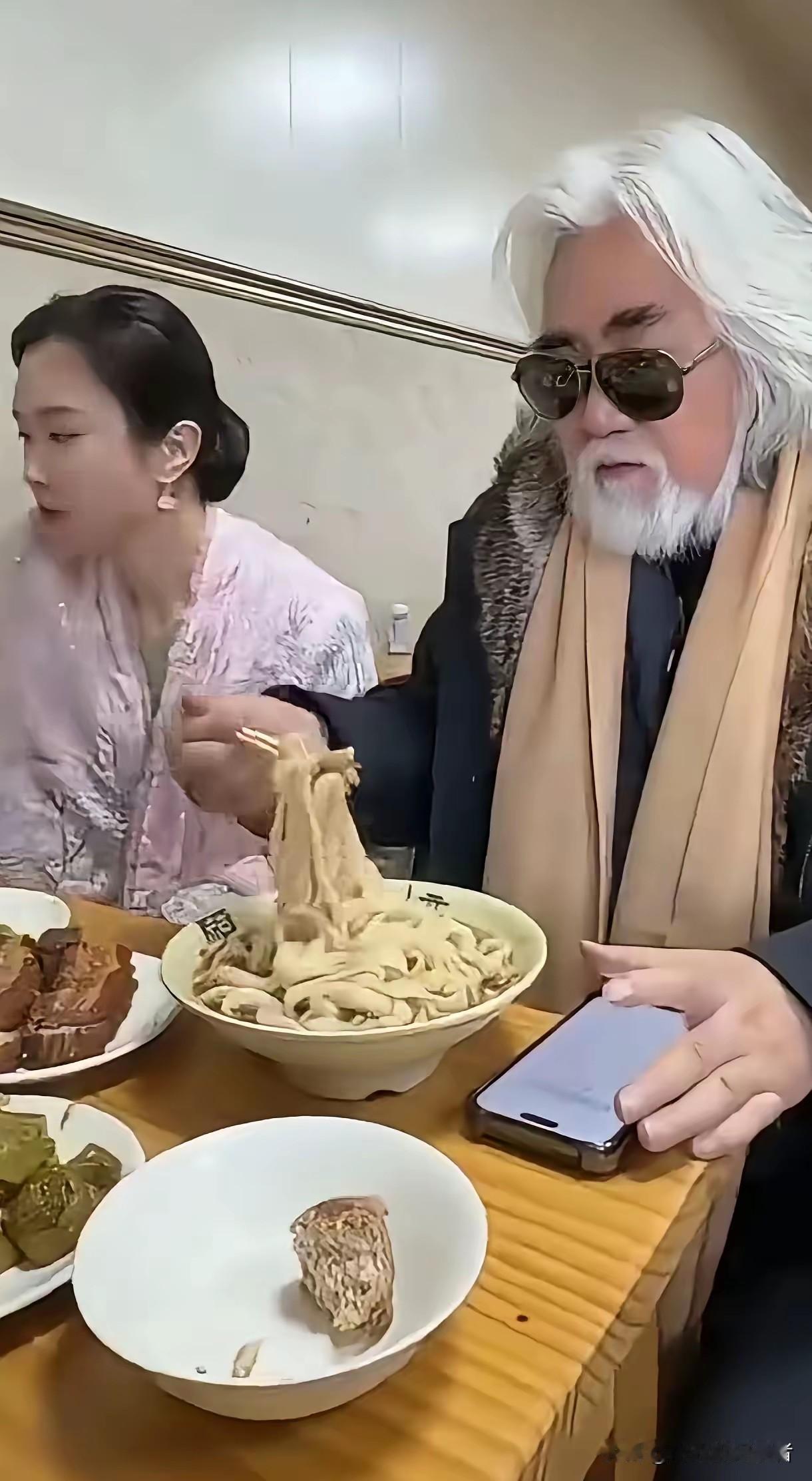 不得不佩服张纪中，70多岁吃的比小伙子还多，一大碗面条还要好多配菜，和杜星霖在一