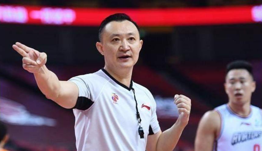 闫军配广厦，湖人也害怕，闫军赐北京35次犯规！北京队打得不好，输一场没问题，但