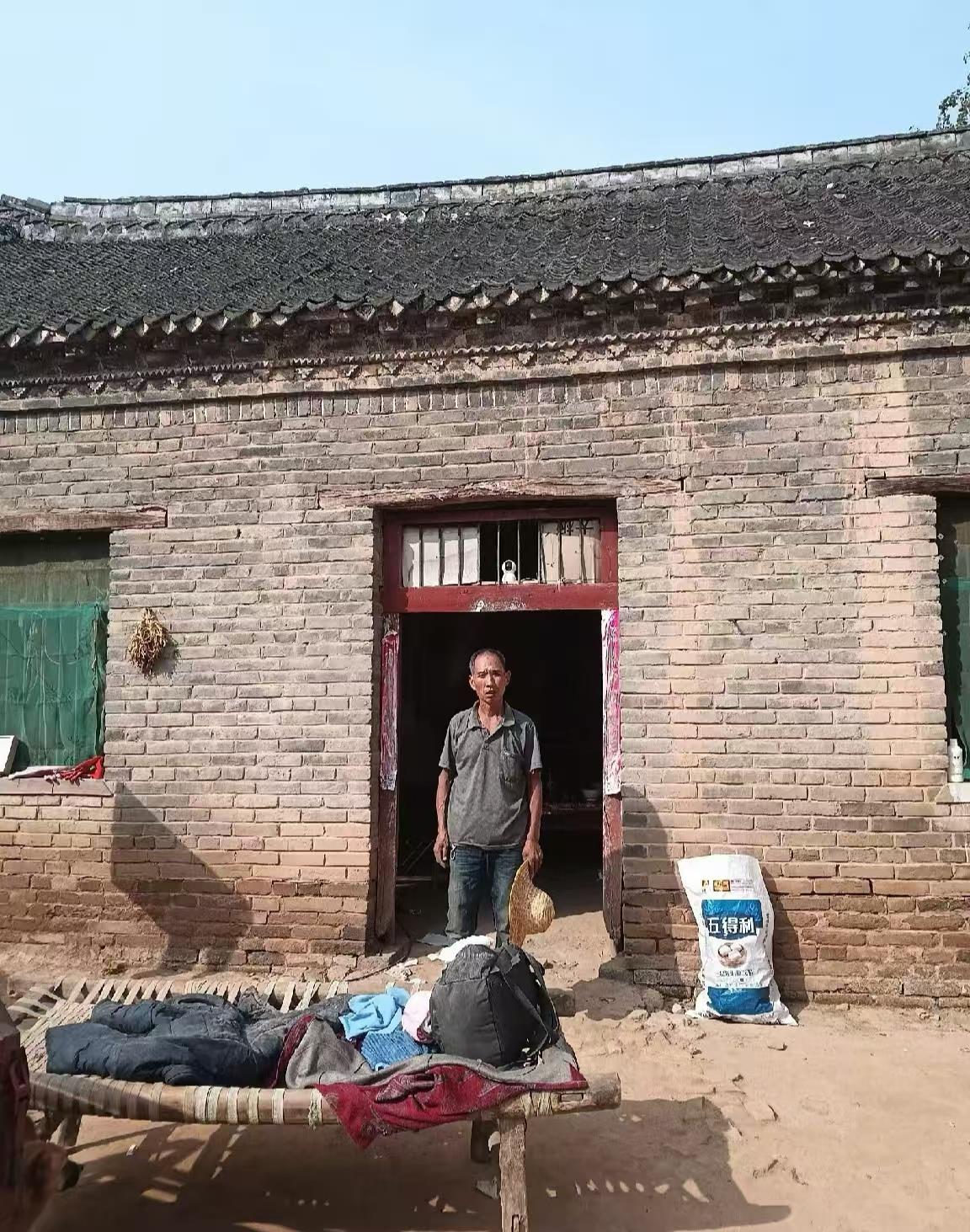 90后三姐妹凑60多万元为农村父母建别墅: 父母辛苦一辈子, 土坯房里住了几十年