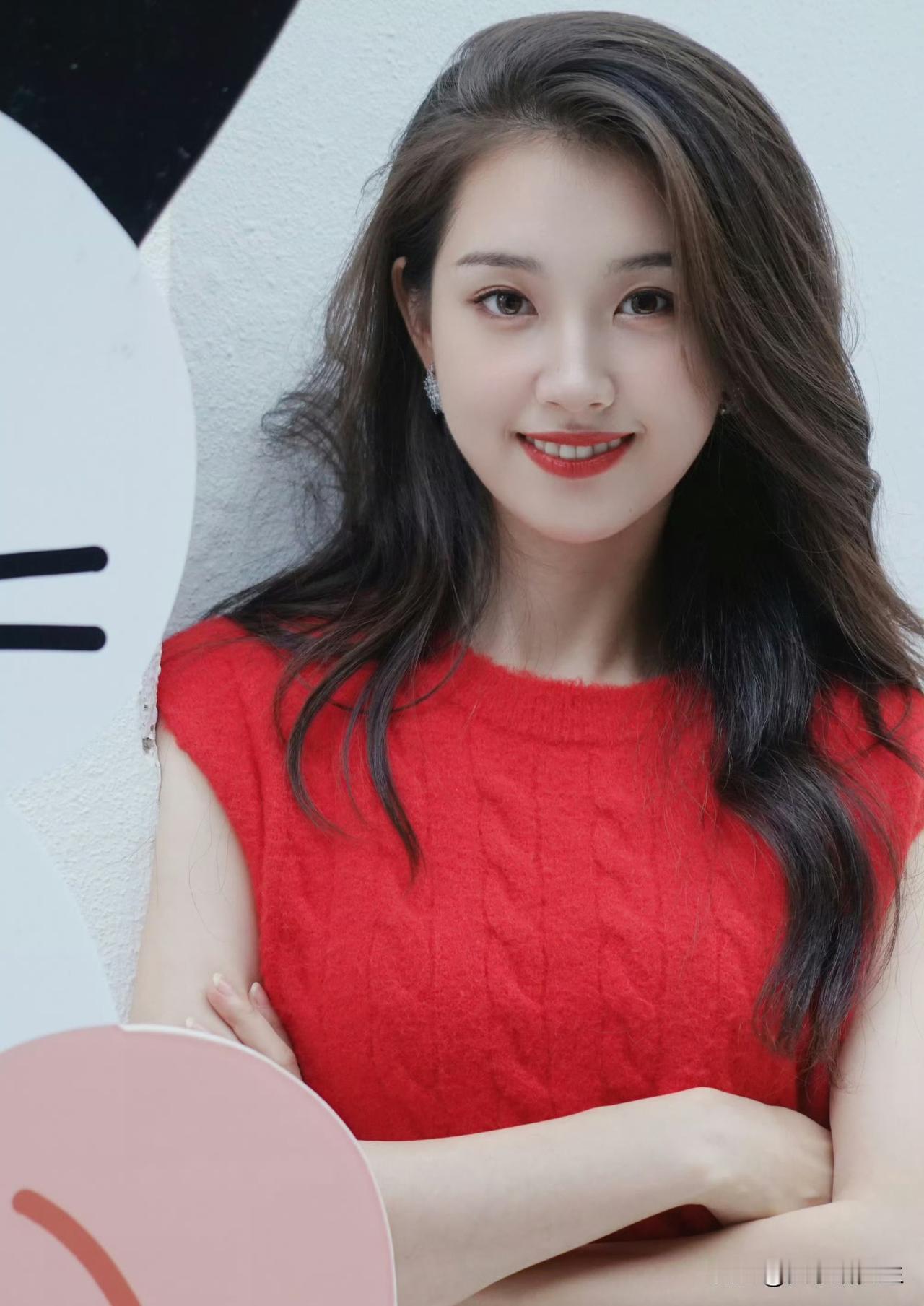 郭宇欣这个人，越细看越让人觉得不简单。表面上是靠短剧甜妹形象火起来的演员，一