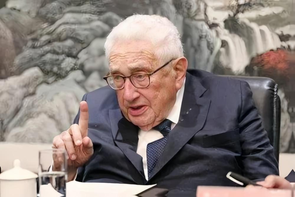 基辛格曾说过，一场俄乌持久战，西方阵营里英国会先撑不住，这话现在想想，有点意思，
