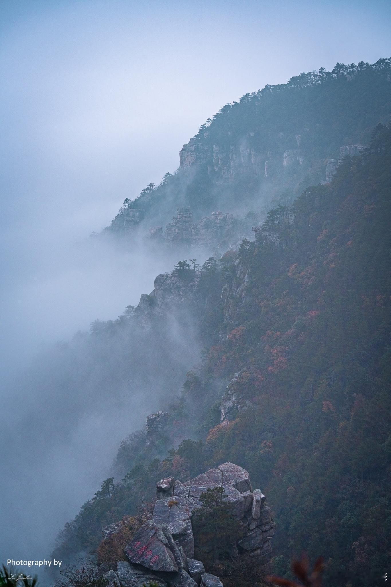 ☁️【庐山锦绣谷云海奇观】⛰️站在庐山的锦绣谷，我感受到了大自然的壮丽与神奇。俯