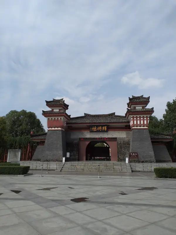 其实汉朝一开始是没有东汉西汉这个叫法的，都是后世史学家为了区分才硬拆的。刘邦在长安定都建立的汉，传到
