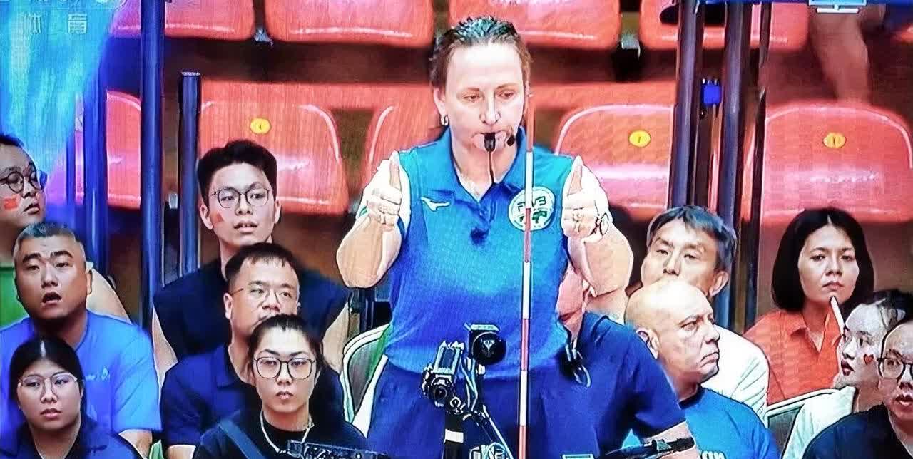 这个裁判很搞笑，技术台的工作人员更搞笑。第四局比赛正常的进行，又正是中国女排追分