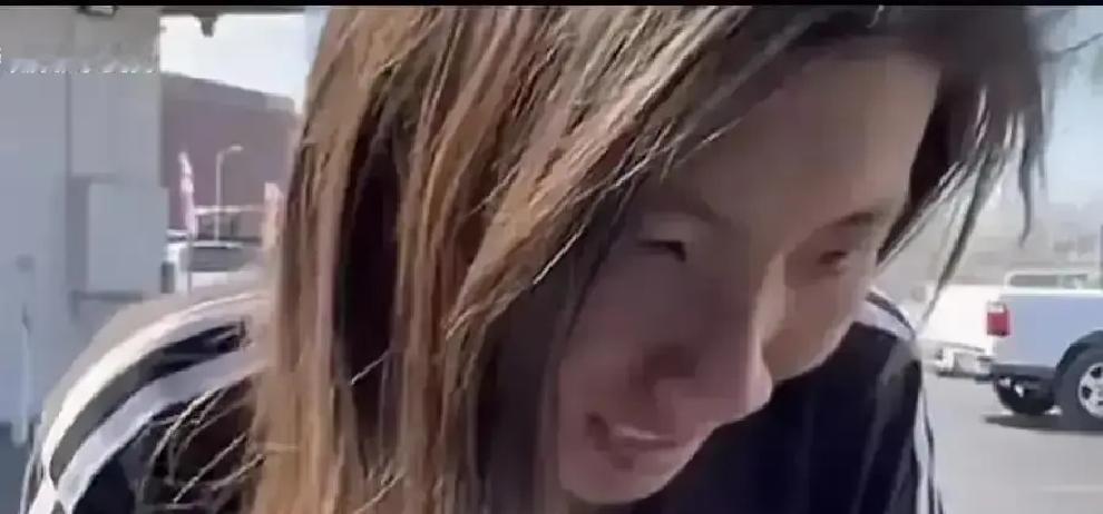 八年后同一条长椅，她还在啃冷汉堡照片里，脏外套、乱头发、冷掉的汉堡，和20